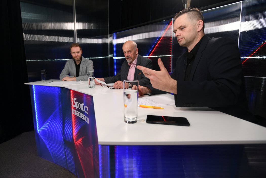 Studio MS na iSport.cz při zápase se Slovenskem: moderátor Tomáš Zetek, trenér Marek Sýkora a redaktor Sportu Miroslav Horák.