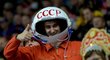 Na ruské zápasy dorazil jeden z fanoušků jako Jurij Gagarin jako první kosmonaut