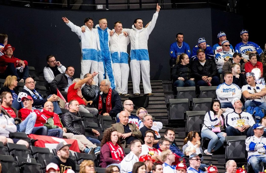 Čtyři finští fanoušci spolu vytvořili na pařížském stadionu vlajku