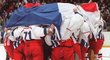 Hrdinové slaví! Čeští hokejisté se po vítězném finále přikryli českou vlajkou.