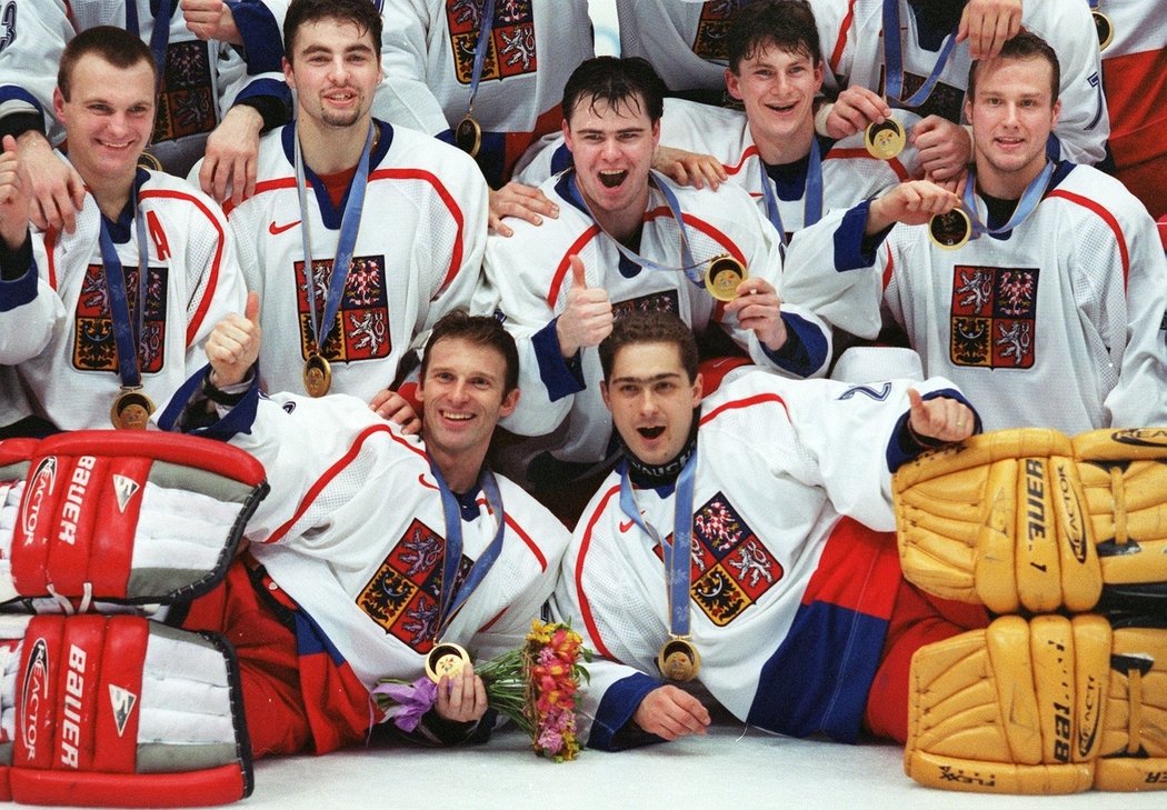 Tahle parta vstoupila do dějin. Čeští hokejisté si přivezli zlaté medaile z olympiády v Naganu.