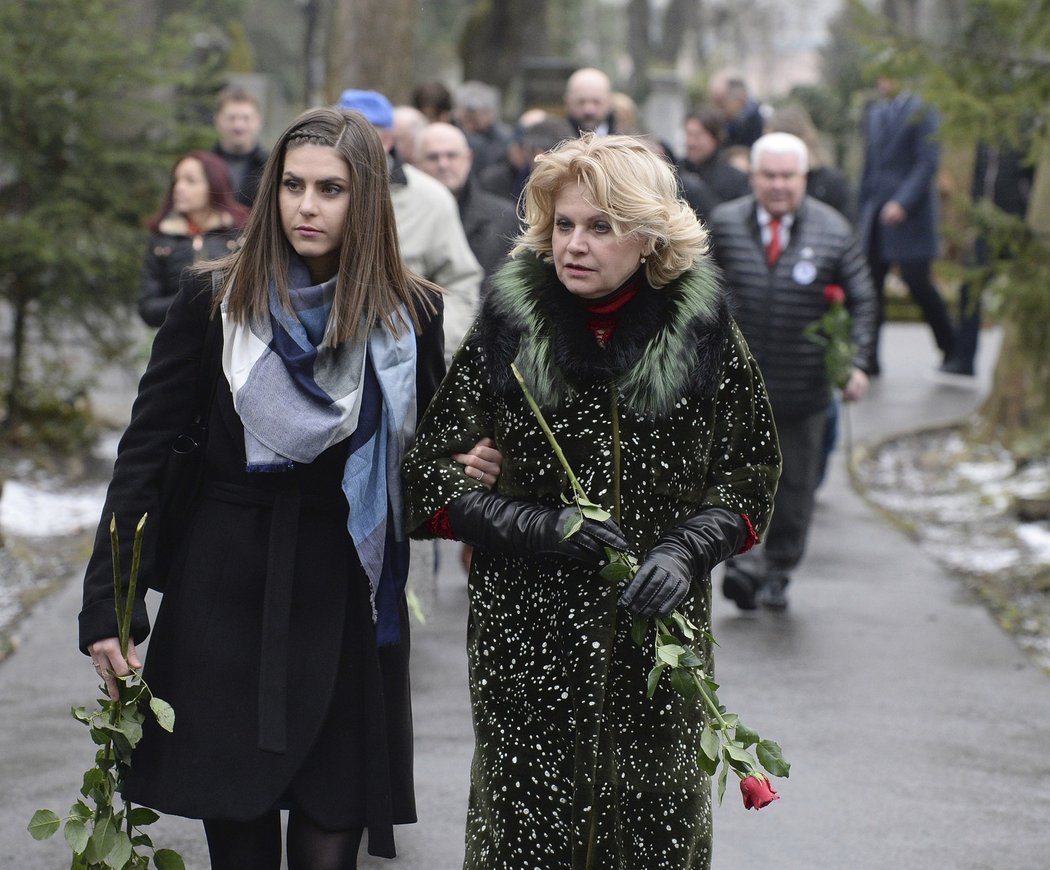 Liběna Hlinková vyrazila společně s hráči z naganského týmu k hrobu svého manžela Ivana Hlinky