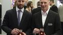 Martin Ručinský a Dominik Hašek s pamětními zlatými mincemi u příležitosti 20 let od vítězství v Naganu