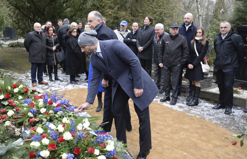 Martin Ručinský a Slavomír Lener u hrobu Ivana Hlinky