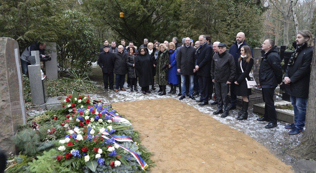 Členové naganského týmu u hrobu Ivana Hlinky