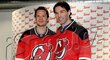 Patrik Eliáš a Jaromír Jágr zapózovali společně v dresu New Jersey Devils, kde budou oba hrát od nadcházející sezony