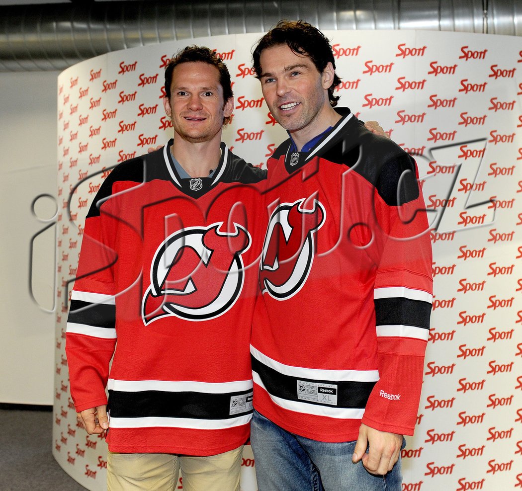 Patrik Eliáš a Jaromír Jágr zapózovali společně v dresu New Jersey Devils, kde budou oba hrát od nadcházející sezony
