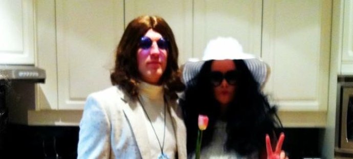 Aleš Hemský jako John Lennon, Julie se oblékla za Yoko Ono. Útočník Dallasu se s manželkou nenudí.