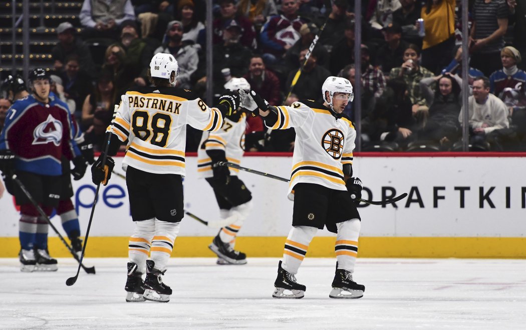 David Pastrňák a Brad Marchand slaví gól Bostonu v utkání na ledě Colorada