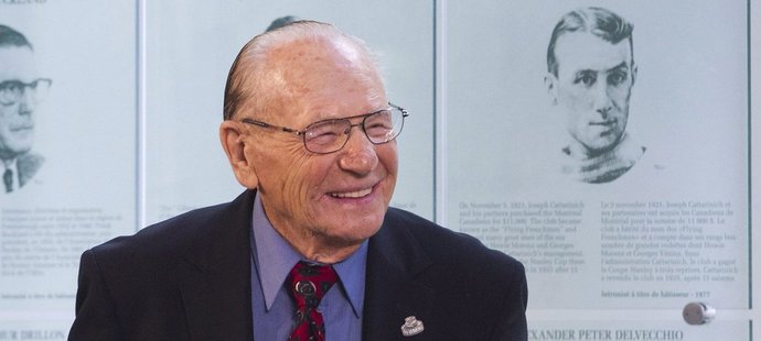 Ve věku 93 let zemřel hokejový brankář Johnny Bower