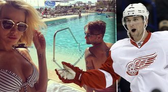 NHL se mu vzdaluje, tak užívá s přítelkyní: Kindlova sexbomba v bikinách!