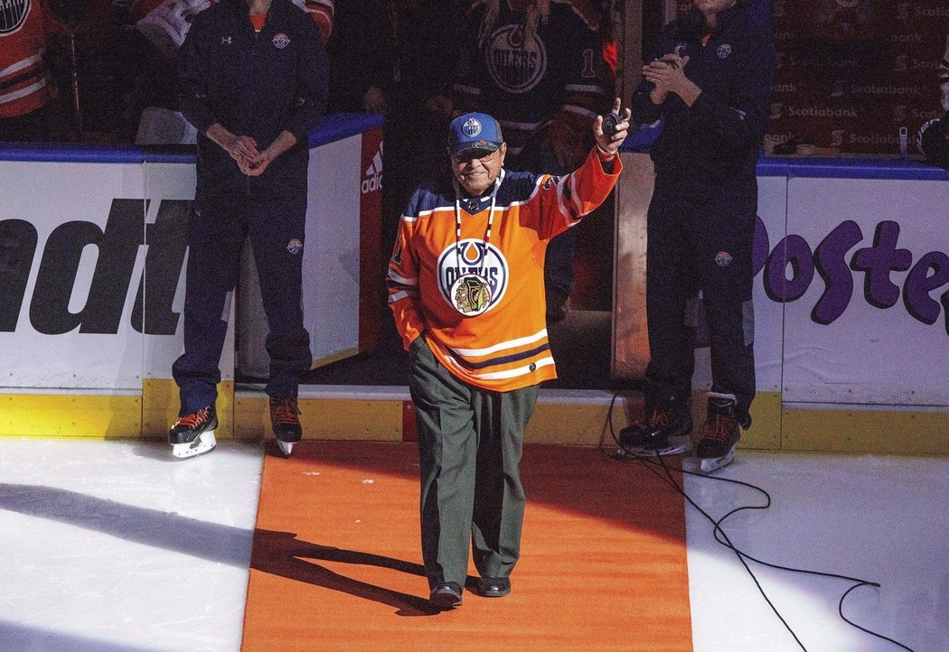 Fred Sasakamoose se před zápasem Edmontonu proti Chicagu dočkal ovací