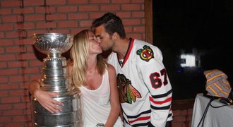 Dej mi pusu! Kobzanová objala Stanley Cup a políbila přítele Frolíka