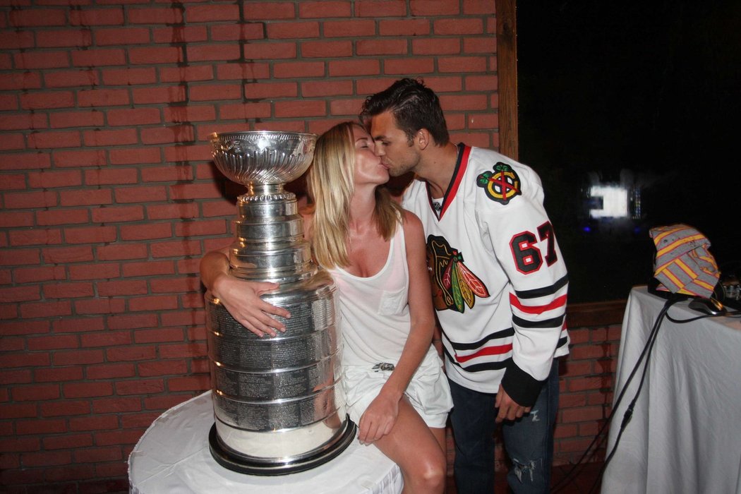 Diana Kobzanová zvládla obejmout svého přítele Michaela Frolíka i slavný Stanley Cup