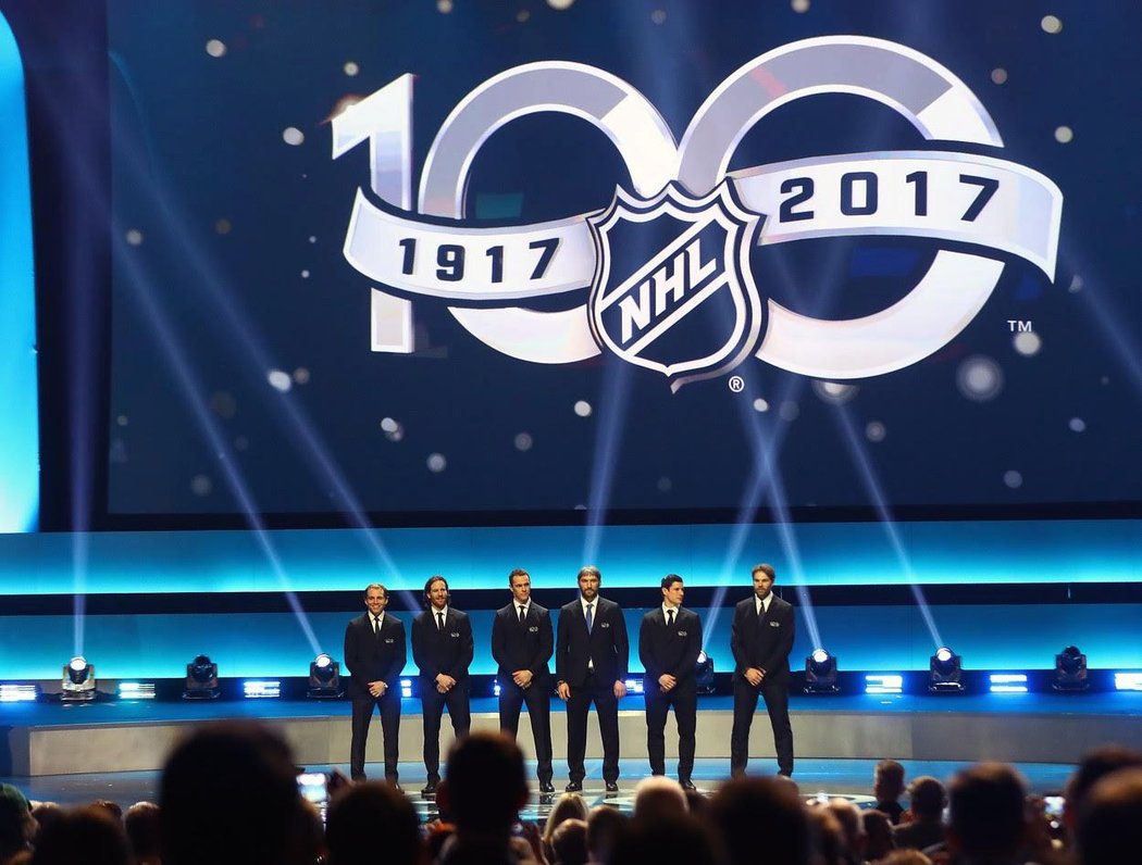 Hvězdy pěkně pohromadě. Patrick Kane, Duncan Keith, Jonathan Toews, Alexandr Ovečkin, Sidney Crosby a Jaromír Jágr na pódiu při vyhlašování sta nejlepších hráčů v historii NHL.