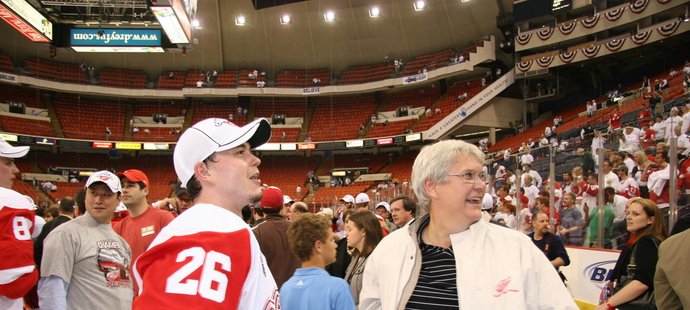 Jiří Hudler se svým otcem po triumfu ve Stanley Cupu v roce 2008