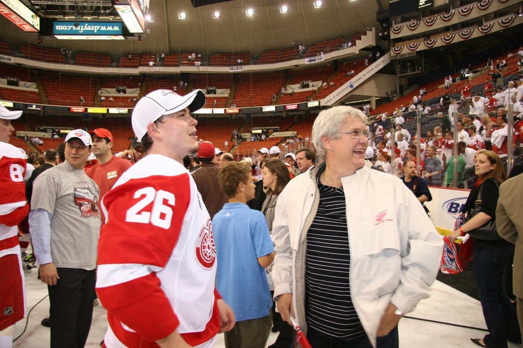 Jiří Hudler se svým otcem po triumfu ve Stanley Cupu v roce 2008