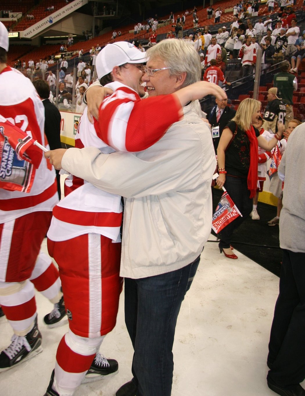 Radostné objetí. Jiří Hudler se objímá se svým otcem na stadionu v Pittsburghu po vítězství ve Stanley Cupu v roce 2008
