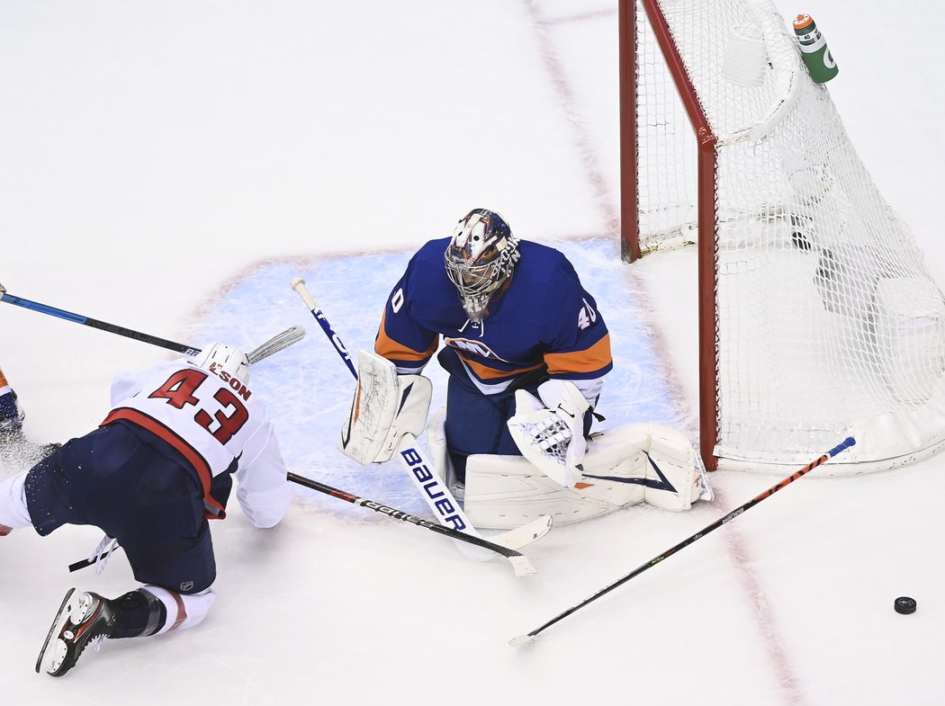 Brankář Semjon Varlamov září během play off v brance New York Islanders