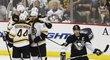 Hokejisté Bostonu slaví jeden z gólů v pittsburghské síti, kapitán domácích Sidney Crosby zklamaně odjíždí z ledu