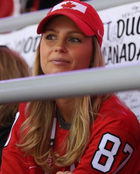 Přítelkyně největší hvězdy NHL Sidneyho Crosbyho je hrdá kanadská fanynka.