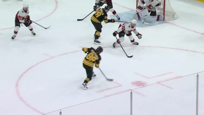 Pastrňákovy dvě tváře: gól a poté rvačka. Odjížděl zkrvavený, Bruins se trápí Pastrňákovy dvě tváře: gól a poté rvačka. Odjížděl zkrvavený, Bruins se trápí