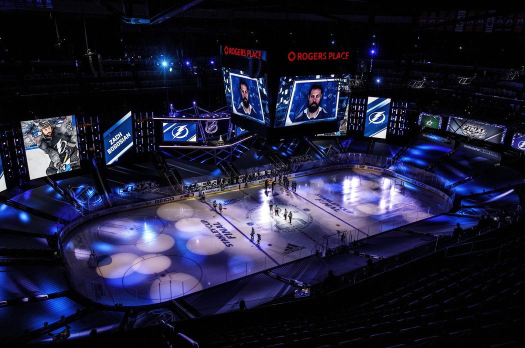 Pohled na prázdnou arénu v Edmontonu, která hostí finále Stanley Cupu