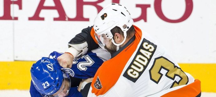 Obránce Philadelphie Radko Gudas se v utkání s Tampou zaskvěl v prvotřídní bitce s J. T. Brownem