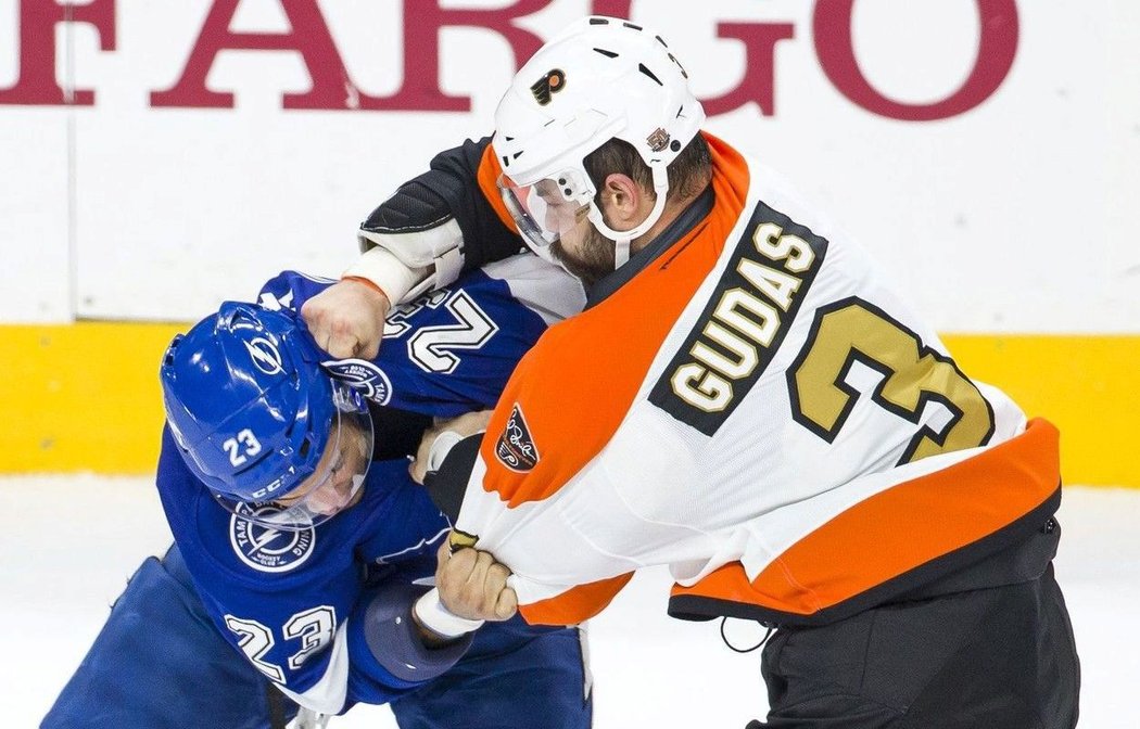 Obránce Philadelphie Radko Gudas se v utkání s Tampou zaskvěl v prvotřídní bitce s J. T. Brownem