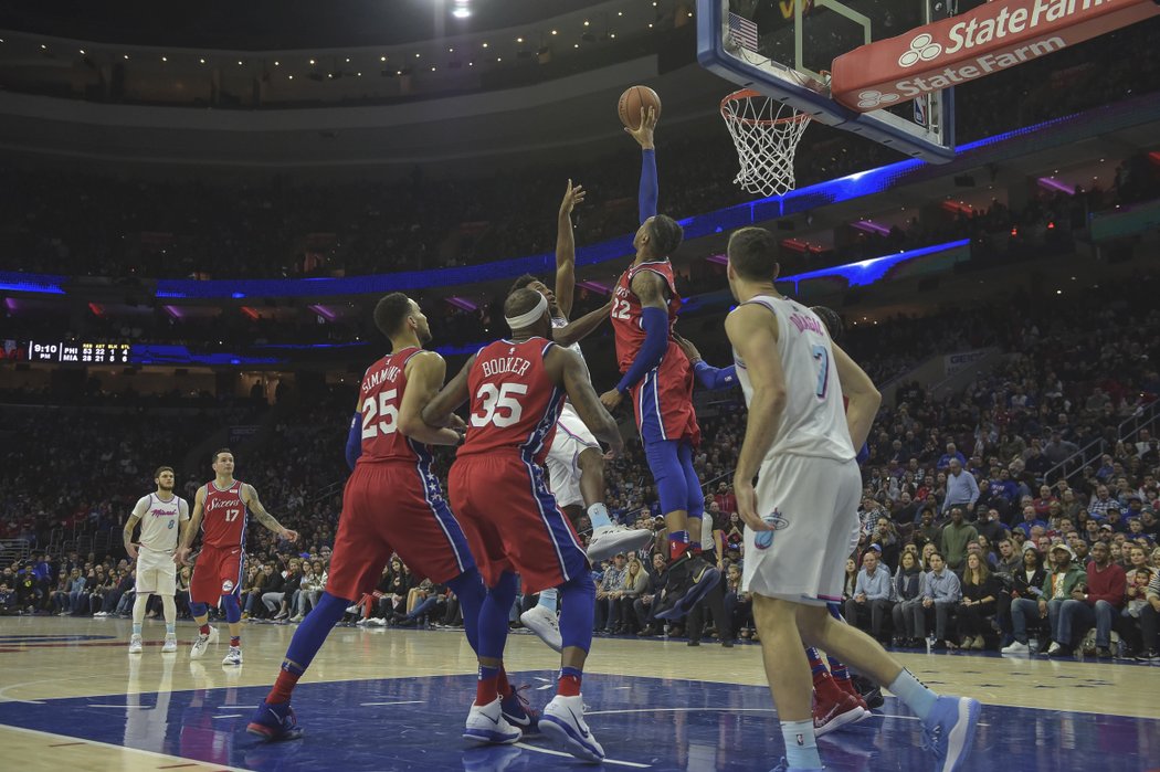 Hned z palubovky sledoval Voráček s milenkou Markétou NBA.