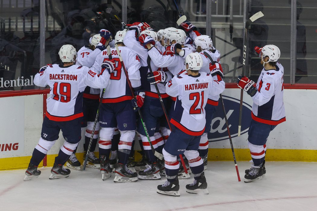 Radost hokejistů Washington Capitals po vítězství nad New Jersey