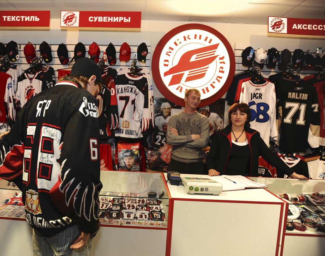 Fanshop v hokejové hale v Omsku v dobách, kdy tam působil Jaromír Jágr