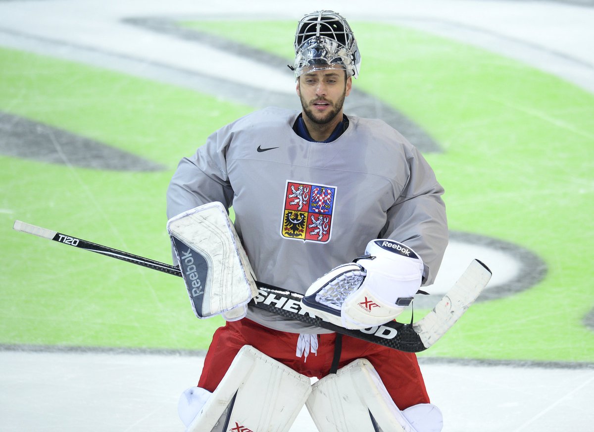 Brankář Ondřej Pavelec.