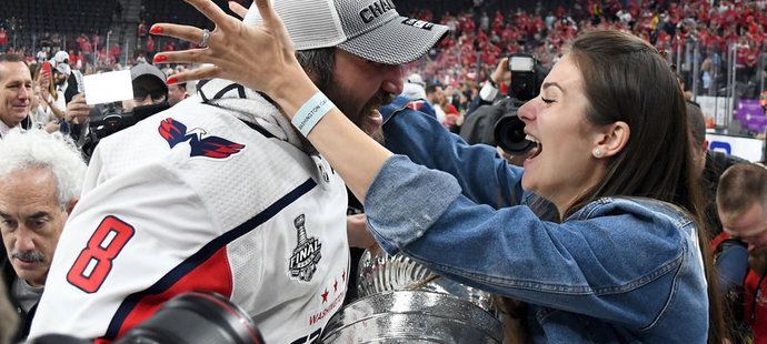 Anastasia Šubská přispěchala s gratulací manželovi Alexu Ovečkinovi. A Stanley Cup vyzradil tajemství, je těhotná!