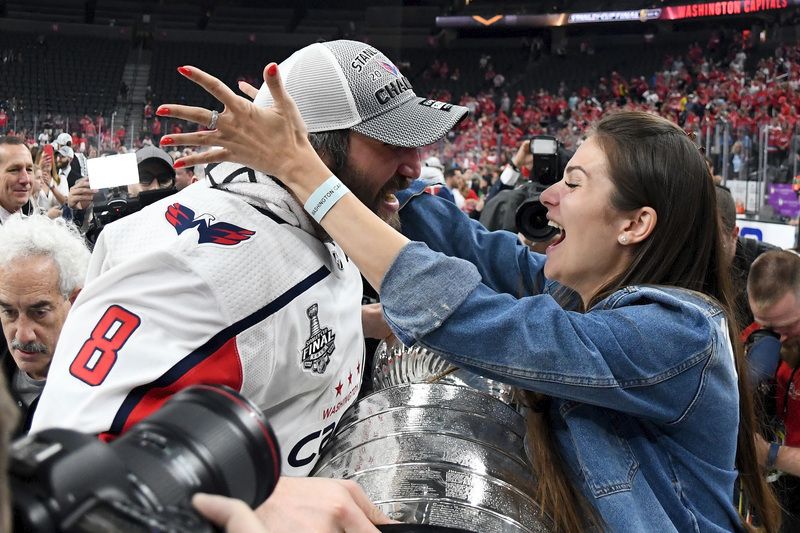 Anastasia Šubská přispěchala s gratulací manželovi Alexu Ovečkinovi. A Stanley Cup vyzradil tajemství, je těhotná!