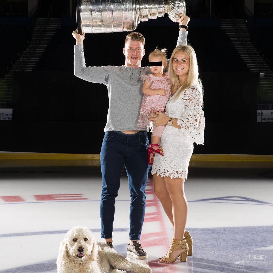 Poklady Ondřeje Paláta. Spokojená rodinka a samozřejmě Stanley Cup, k němuž letos pomohl svému týmu Tampa Bay Lightning