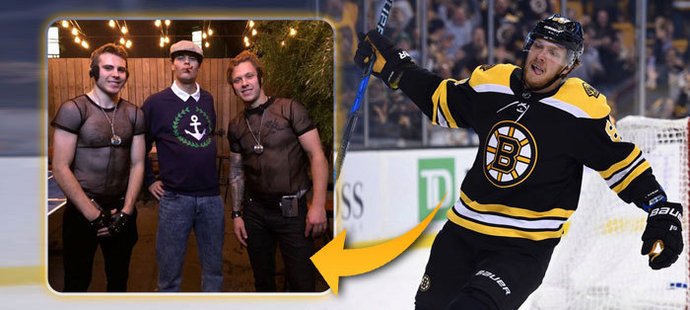 Hokejisté Bostonu se bavili na halloweenské párty. Útočníka Davida Pastrňáka si pletli s pornohercem!