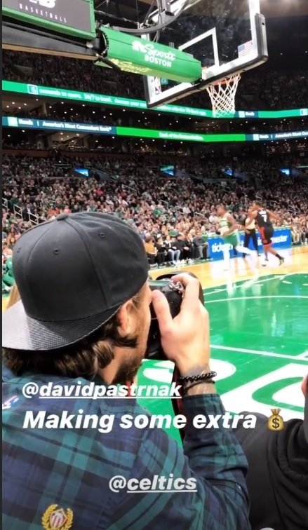 David Pastrňák si na zápase NBA vyzkoušel roli fotografa