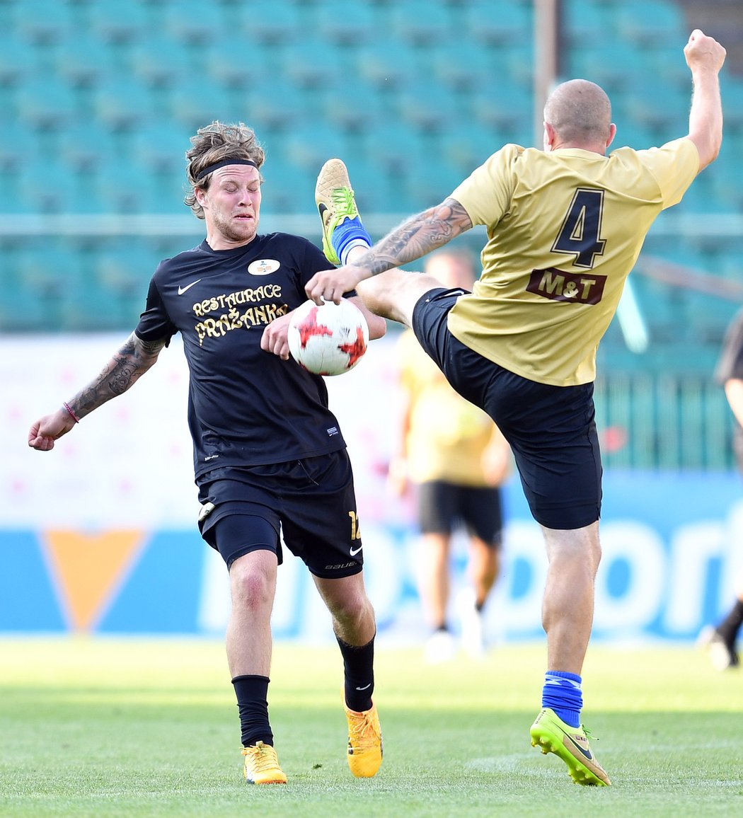 2018. David Pastrňák jako fotbalista během Memoriálu Lukáše Přibyla na stadionu Bohemians.