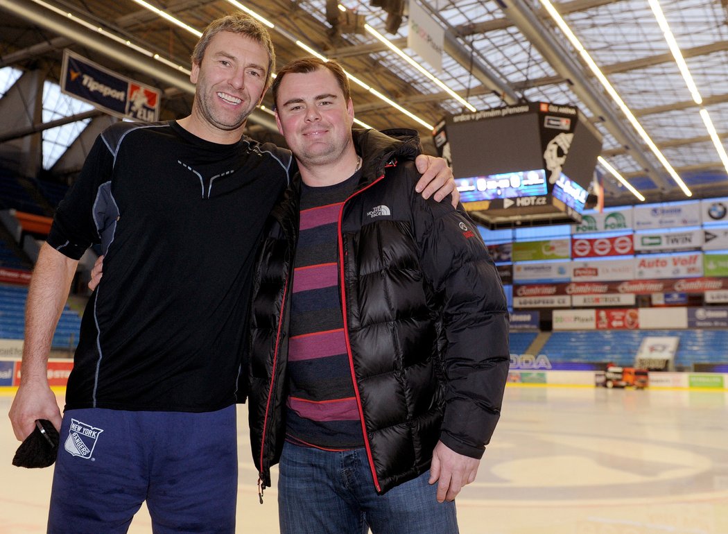 2014. Petr Nedvěd na plzeňském stadionu s Jaroslavem Špačkem.