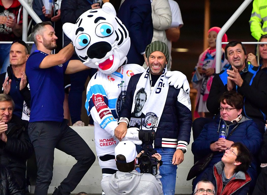 2018. Petr Nedvěd se přišel podívat do hlediště na zápas Liberec - Sparta.