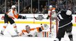 Brankář Philadelphie Michal Neuvirth se snažil, ale porážce na ledě Los Angeles Kings nezabránil