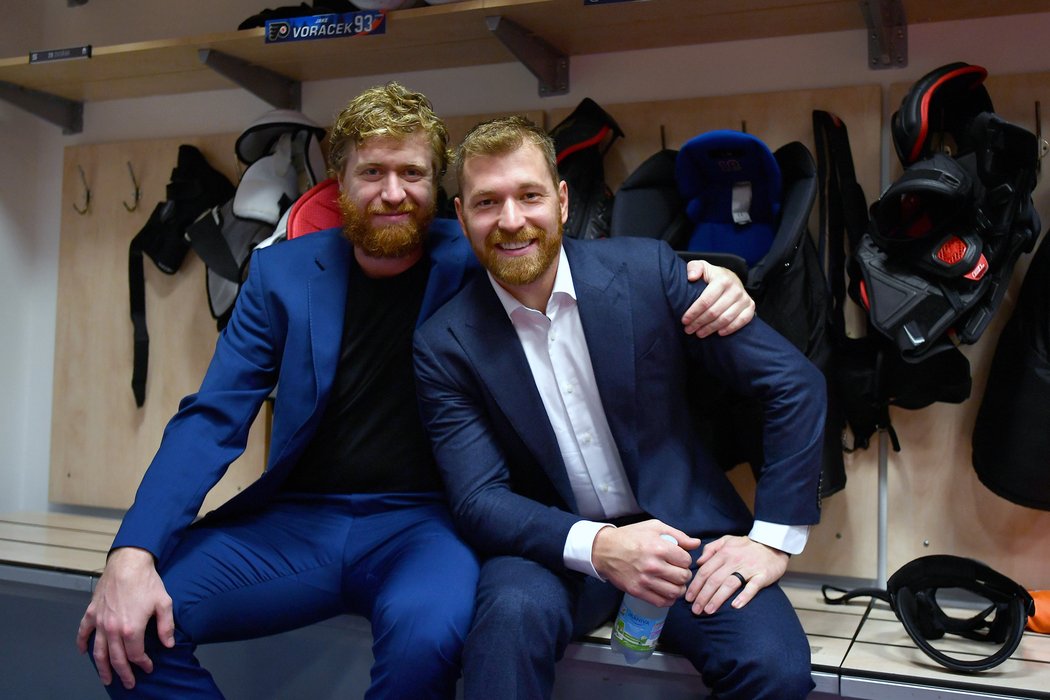 Jakub Voráček a Claude Giroux v šatně Philadephie před pražským utkání NHL