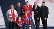 Tomáš Plekanec dostal za 1000 zápasů v NHL stříbrnou hokejku. Na ledě Montrealu slavil se svými syny, ale bez partnerky Šafářové.