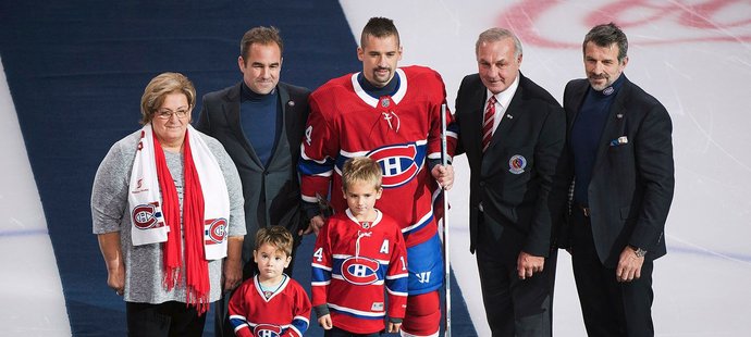 Tomáš Plekanec dostal za 1000 zápasů v NHL stříbrnou hokejku. Na ledě Montrealu slavil se svými syny, ale bez partnerky Šafářové.