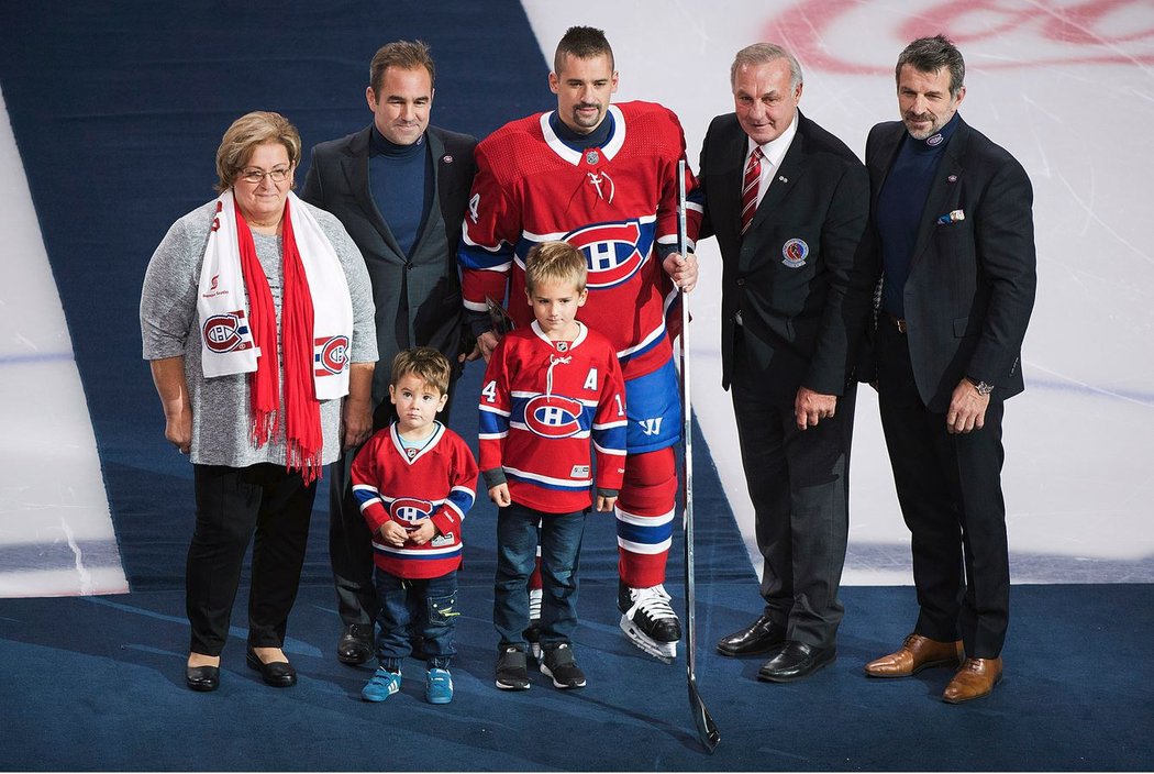 Tomáš Plekanec dostal za 1000 zápasů v NHL stříbrnou hokejku. Na ledě Montrealu slavil se svými syny, ale bez partnerky Šafářové.