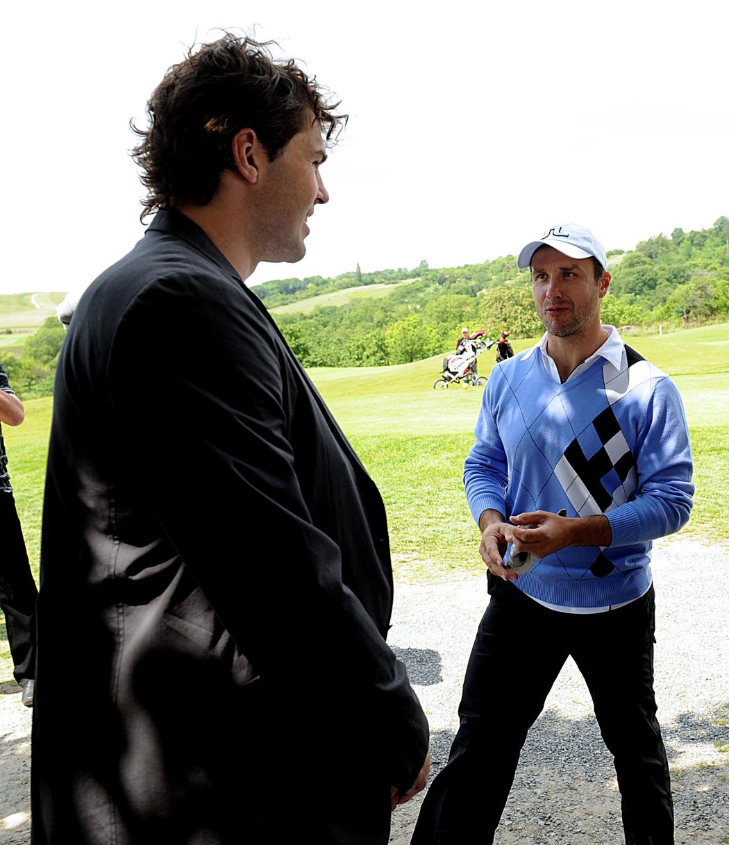Martin Straka se baví s Jaromírem Jágrem na golfovém turnaji v roce 2009