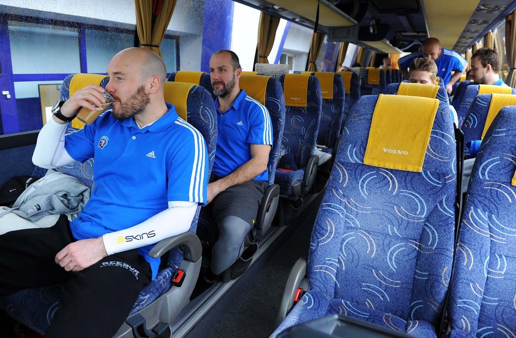 Martin Straka v klubovém autobusu při cestě na finálové utkání se Zlínem