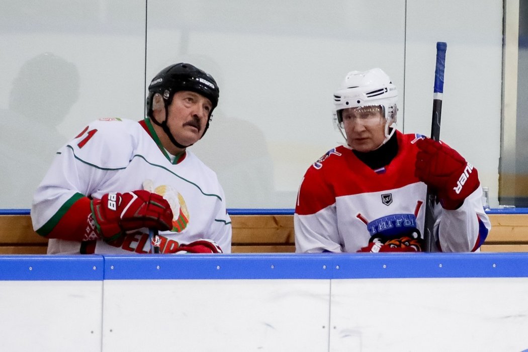 Běloruský prezident Alexandr Lukašenko a prezident Ruska Vladimir Putin při hokejovém zápase
