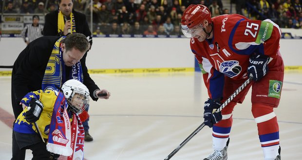 Matěj, syn zesnulého Karla Rachůnka, zahájil úvodní bulí benefiční zápas Zlína s Jaroslavlí.